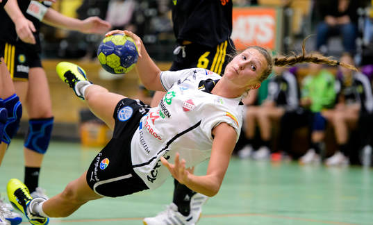 Lugis Clara Monti-Danielsson kastar sig in mot mål