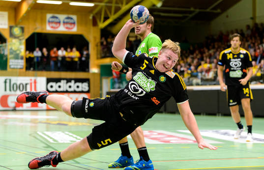 Sävehofs Viktor Rhodin kastar sig in mot mål
