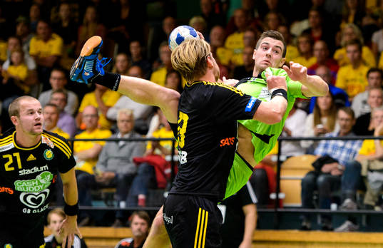 Alingsås Pontus Johansson pressas undan av Sävehofs Oskar