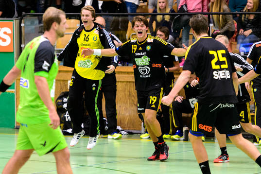 Sävehofs målvakt Niklas Kraft och Niclas Fingren jublar