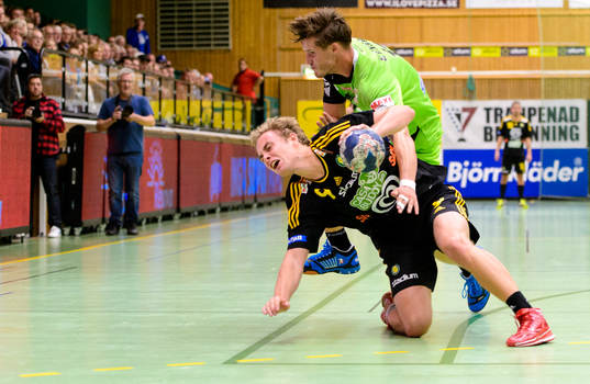 Alingsås Fredrik Teern (h) tacklar Sävehofs David