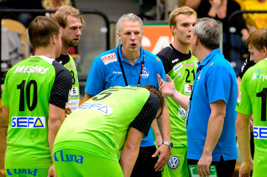 Alingsås tränare Mikael Franzén pratar med spelarna