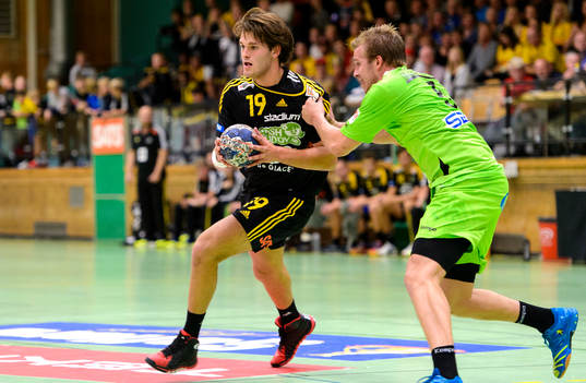 Sävehofs Niclas Fingren med bollen