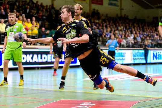 Sävehofs Olle Forsell-Schefvert skjuter mot mål