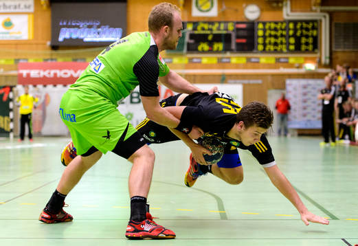 Sävehofs Olle Forsell-Schefvert (h) trycks omkull av