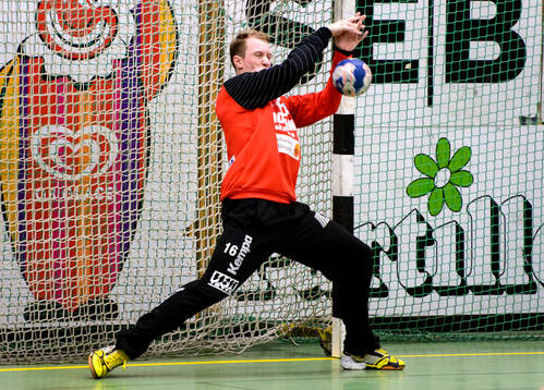 Alingsås målvakt Mikael Aggefors räddar ett skott
