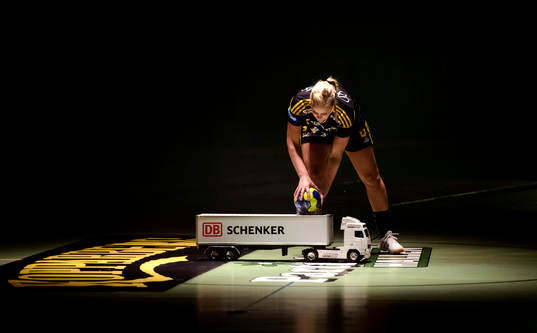 Sävehofs Ida Odén plockar upp matchbollen innan