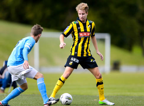 Häckens Samuel Gustafson med bollen