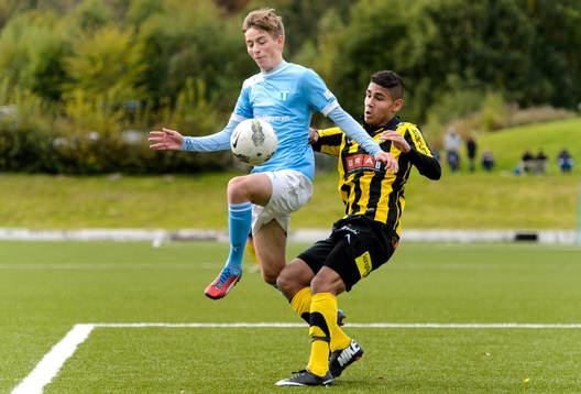 Kamp om bollen mellan Malmös Petar Petrovic och Häckens