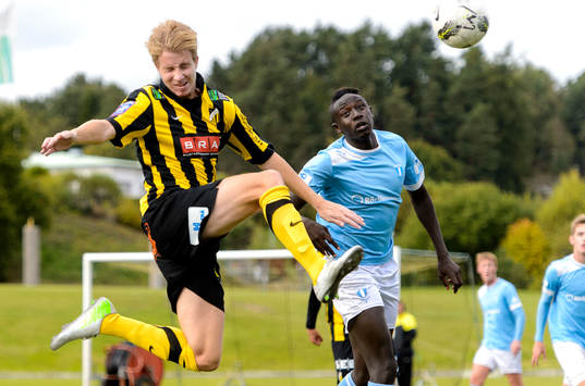 Häckens Samuel Gustafson skjuter bollen
