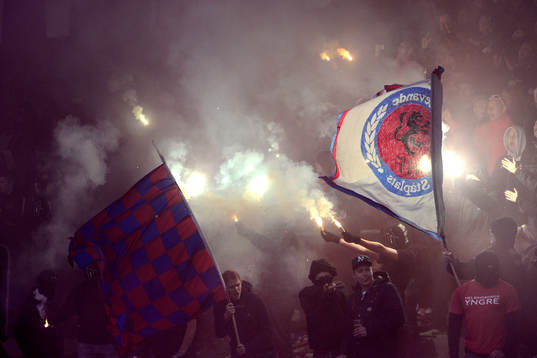 Helsingborgsklacken tänder rökfacklor så fotbollsmatchen
