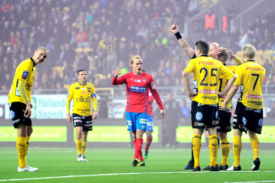 Elfsborgs Sebastian Holmén (tv) får rött kort