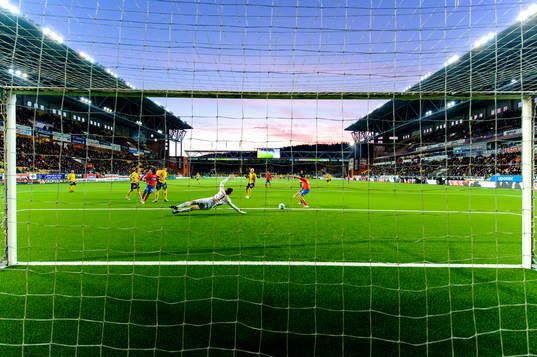 Elfsborgs målvakt Kevin Stuhr-Ellegaard kastar sig