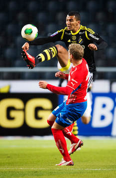 s Nabil Bahoui tar ner bollen framför Östers Stefan
