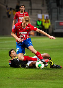 s Celso Borges tacklar Östers Josef Elvby
