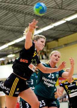 Sävehofs Frida Tegstedt skjuter mot mål