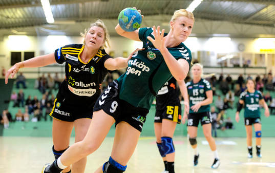 Önnereds Mathilda Jonsson hoppar mot mål