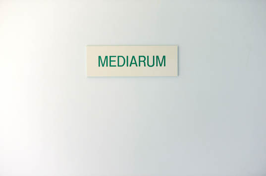 En dörr märkt med en skylt, Mediarum, i Önneredshallen