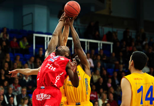 Uppsalas Dee Ayuba kämpar mot Solnas Nathan Dawit om bollen