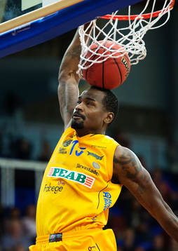 Solnas Taj McCullouch dunkar bollen