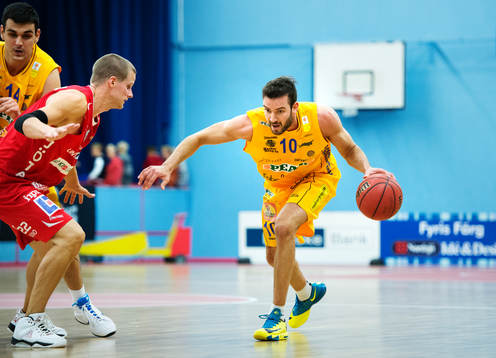 Solnas Serkan Inan dribblar
