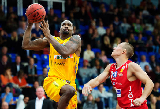 Solnas Taj McCullouch tar sig förbi Uppsalas Rickard