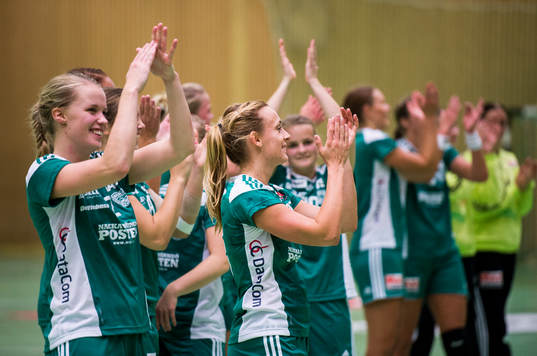 Skurus Emelie Westberg och laget tackar publiken