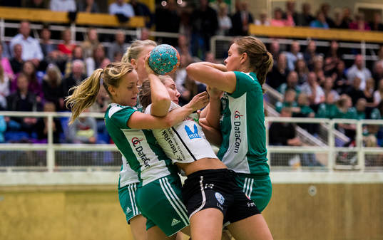 Lugis Anna Lagerquist stoppas av Skurus Emma Hawia Svensson