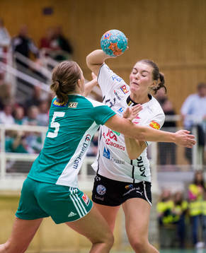 Lugis Emma Berndtsson stoppas hårt av Skurus Johanna