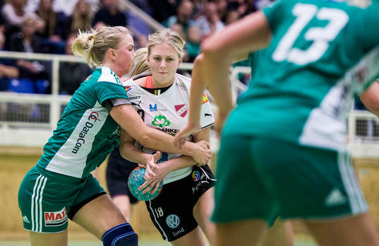 Tvärstopp för Lugis Elinore Johansson mot Skurus Emma
