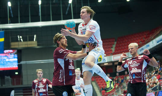 Drotts Viktor Hallén stoppas av Albin Tingsvall