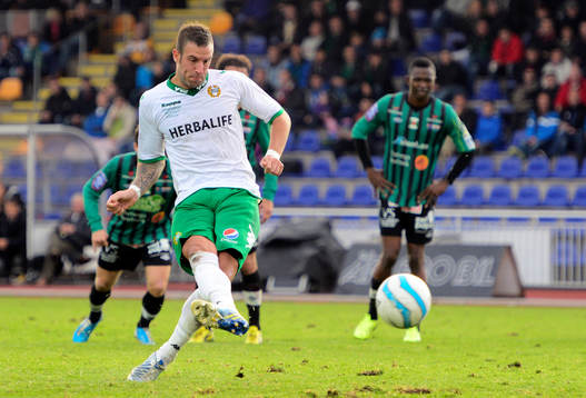Hammarbys Andreas Haddad gör 0-1 på straff