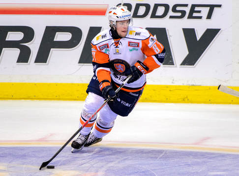 Växjös Robert Rosén med pucken