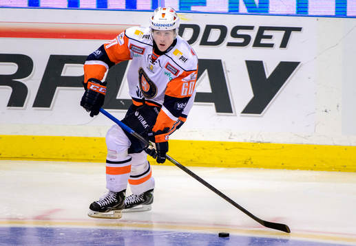 Växjös Erik Josefsson med pucken