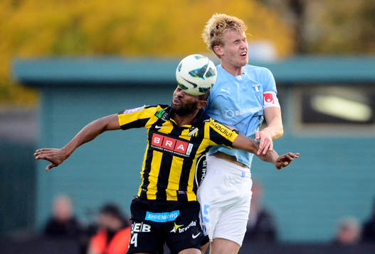 Häckens Rene Makondele och Malmös Filip Helander