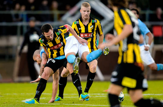 Häckens Martin Ericsson i brottas med Malmös Guillermo