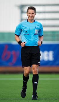 Domaren Martin Strömbergsson ler