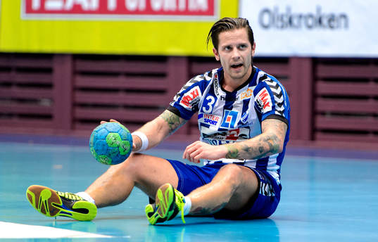 Skövdes Rasmus Wremer sitter på golvet med bollen