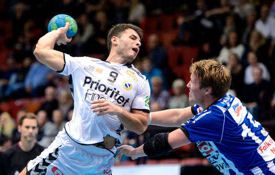 Redbergslids Nikola Stojcevski laddar för skott