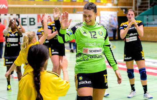 Sävehofs målvakt Filippa Idéhn gör high five med en
