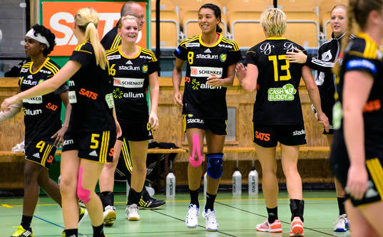 Sävehofs Ida Odén och Jamina Roberts firar