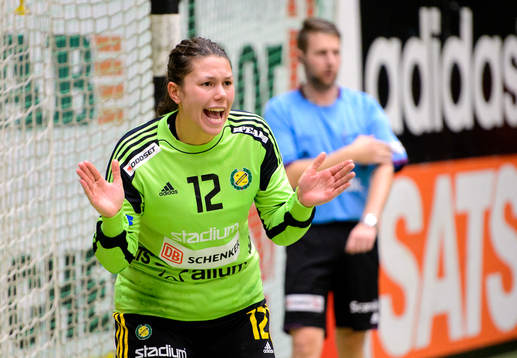 Sävehofs målvakt Filippa Idéhn hejar på sina lagkamrater