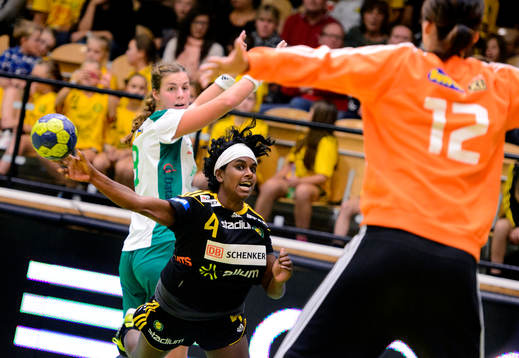 Sävehofs Louise Sand skjuter mot mål