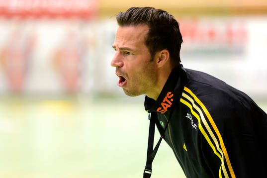 Sävehofs målvakt Henrik Signell ropar ut mot planen