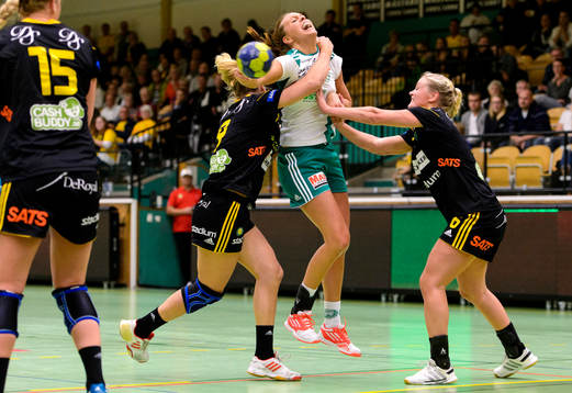 Skurus Johanna Westberg stoppas av Sävehofs Frida Tegstedt