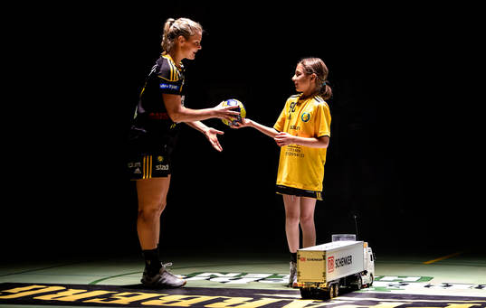Sävehofs Ida Odén får matchbollen av en tjej innan