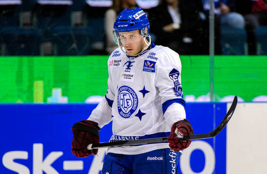 Leksands Fabian Brunnström värmer upp innan