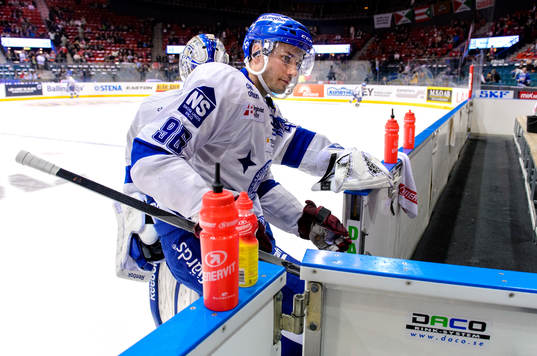 Leksands Fabian Brunnström går av isen innan