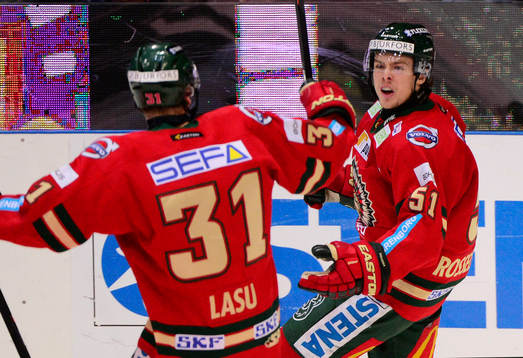 Frölundas Mats Rosseli Olsen gratuleras av Nicklas Lasu