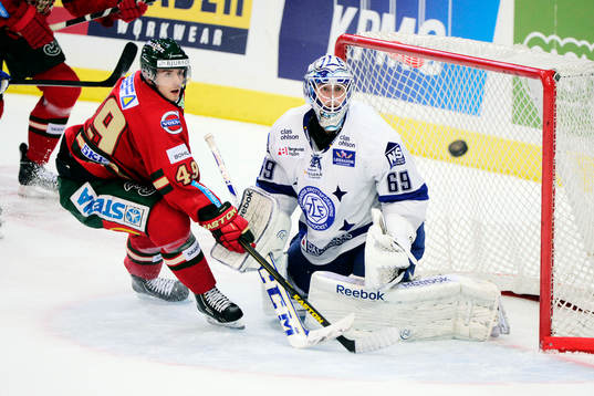 Frölundas Sebastian Collberg och Leksands målvakt Oscar